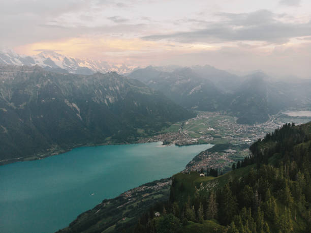 vista aérea panorâmica das montanhas perto do lago - interlaken mountain meadow switzerland - fotografias e filmes do acervo