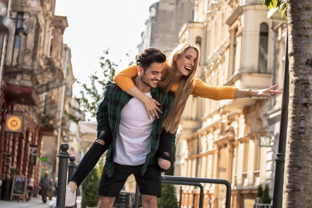 sonrisa bonita pareja citas al aire libre. - love couple city life urban scene fotografías e imágenes de stock