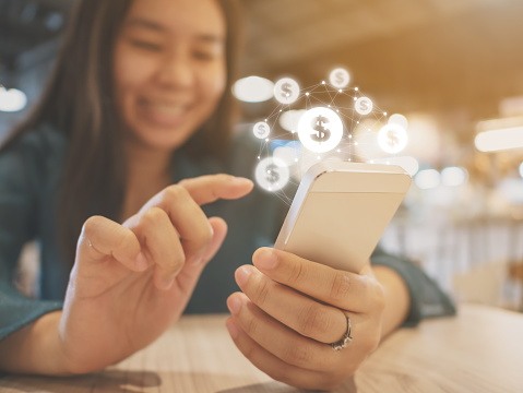 Mano de mujer asiática mediante teléfono móvil con el uso de transacciones en línea, tecnología financiera concepto (fintech) photo