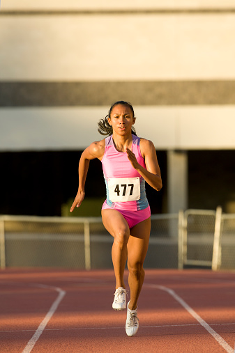 Filipino joven mujer corredor que compiten en la pista de carreras photo