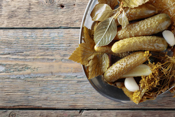 concombres marinés maison en saumure. - horseradish homemade eating food and drink photos et images de collection