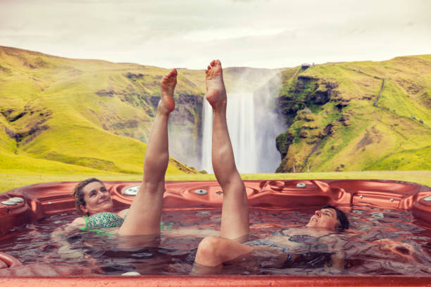 пара дам, пользуясь преимуществами горячей ванне - sauna health spa healthy lifestyle wellbeing стоковые фото и изображения
