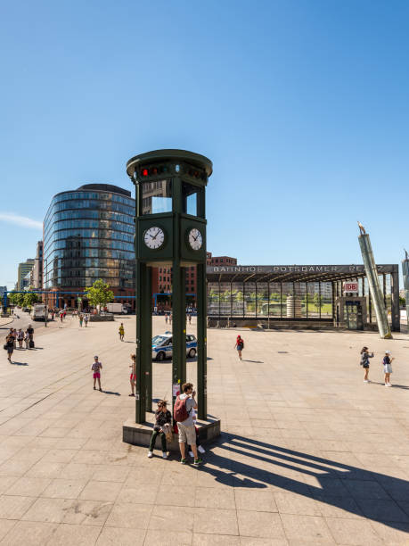 first traffic lights replica in berlin, germany - clock station people berlin germany imagens e fotografias de stock