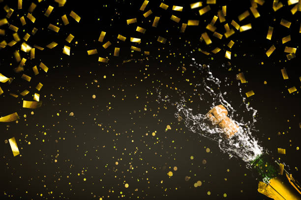 ゴールドは雨模様紙吹雪でシューとシャンパン - party business toast champagne ストックフォトと画像
