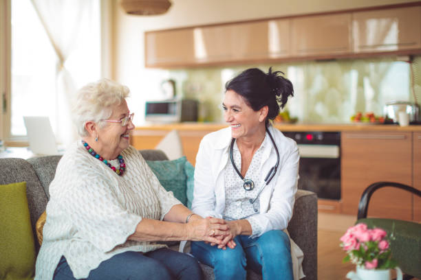 sozialarbeiterin besucht eine seniorin - community outreach home caregiver care cheerful stock-fotos und bilder
