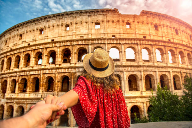 paar von touristen im urlaub vor colosseum rom italien - coliseum stock-fotos und bilder