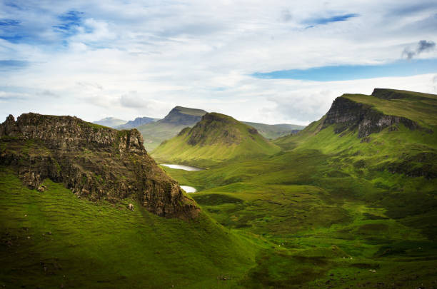 turyści ulubione miejsce w szkocji - wyspa skye. szkocja zielona przyroda. szczyt gór. piękna przyroda. wyżyny szkockie. - landscape scotland scottish culture isle of skye zdjęcia i obrazy z banku zdjęć