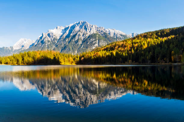 panorama del lago lautersee e dei monti wetterstein, alpi, baviera, germania - lautersee lake foto e immagini stock