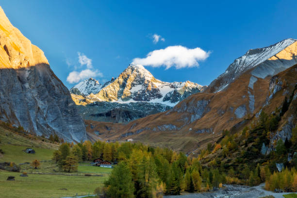 großglockner alpenglühen im herbst im tal ködnitz - alpenglow tirol sunrise snow stock-fotos und bilder