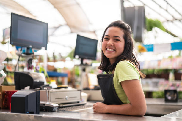 retrato de seguro de propietario apoyado en contador de comprobación en la tienda de la flor - checkout counter cash register retail supermarket fotografías e imágenes de stock