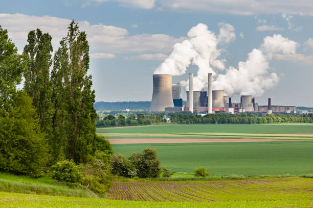 kraftwerk und landschaft - niederaußem stock-fotos und bilder