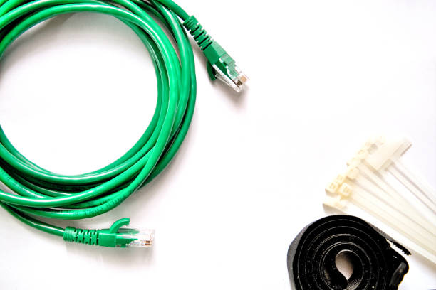 블루와 그린 lan 케이블 케이블 넥타이와 흰색 바탕에 케이블 스트랩 - cable plastic zip ties computer cable 뉴스 사진 이미지