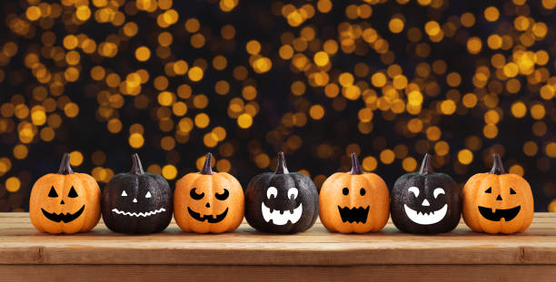 sfondo di halloween con decorazioni scintillanti per i personaggi della zucca - halloween decoration foto e immagini stock