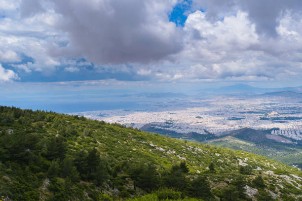 athen stadtbild vom berg hymettus (ymittos) - mountain scape stock-fotos und bilder