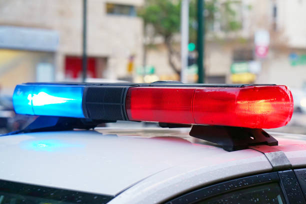 luces azul y roja sobre el coche de policía - police lights fotografías e imágenes de stock