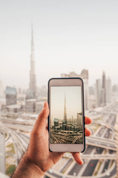 фотографирование горизонта дубая во время заката со смартфона - dubai skyline united arab emirates finance стоковые фото и изображения
