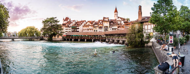 panorama del centro storico di thun al tramonto, oberland bernese, svizzera, aare, storico ponte di legno, castello e chiesa. - bernese oberland foto e immagini stock