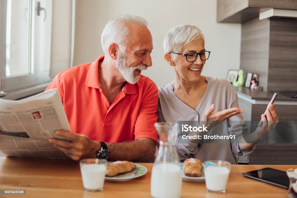 Altes Paar zusammen mit Frühstück - Lizenzfrei Lesen Stock-Foto