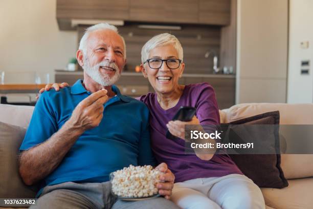 Pareja De Jubilados Viendo Tv Foto de stock y más banco de imágenes de Mirar la televisión - Mirar la televisión, Pareja mayor, Tercera edad