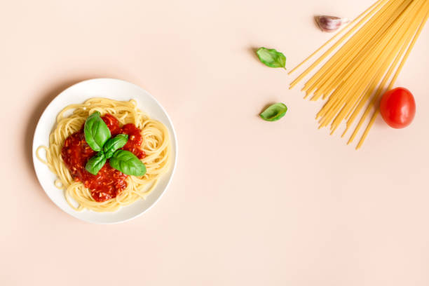 spaghetti bolognese makaron - spaghetti sauces pasta vegetable zdjęcia i obrazy z banku zdjęć