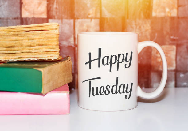 feliz palabra martes en copa del café de la mañana blanca y libros - martes fotografías e imágenes de stock