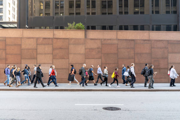 ludzie przechodzący obok muru u podstawy willis tower w centrum chicago - willis tower zdjęcia i obrazy z banku zdjęć
