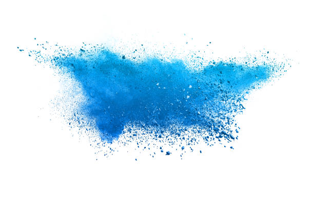 explosion de poudre bleue. les particules de charbon éclaboussures sur fond blanc. gros plan de particules de poussière colorée splash isolé sur fond. - powder paint photos et images de collection