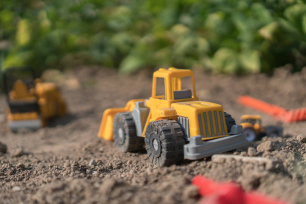 lkw-plastikspielzeug in einem sand im freien. - construction toy stock-fotos und bilder