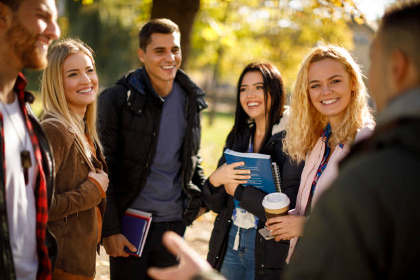 grupo de estudiantes universitarios en el campus de la universidad - travel teenager talking student fotografías e imágenes de stock