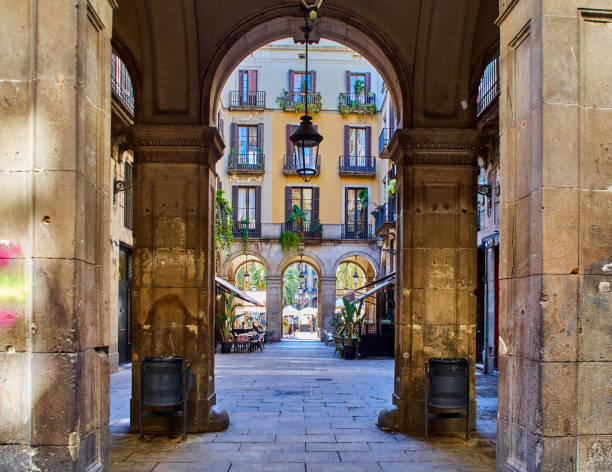 filar łuku na barri gòtic (stare miasto) w barcelonie prowadzące do plaça reial (plac królewski) - roman column arch pedestrian walkway zdjęcia i obrazy z banku zdjęć