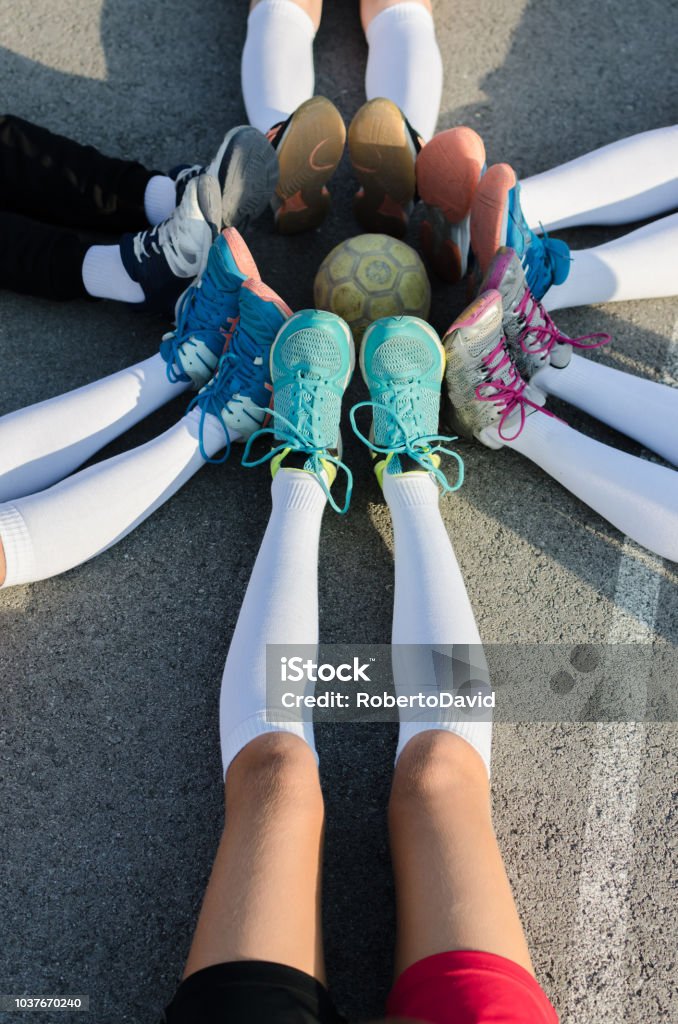Piernas de los jugadores del equipo de Balonmano con la bola en el centro - Foto de stock de Deporte libre de derechos