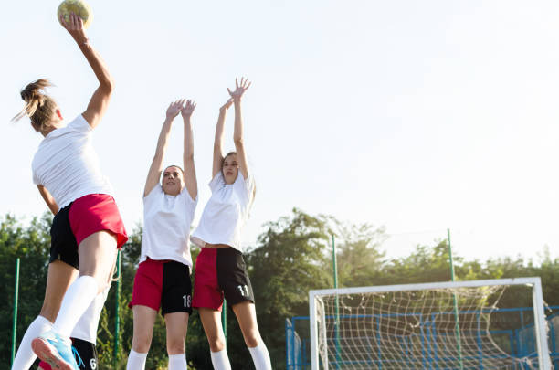 handballer in der verteidigung eines ziels - handspiel stock-fotos und bilder