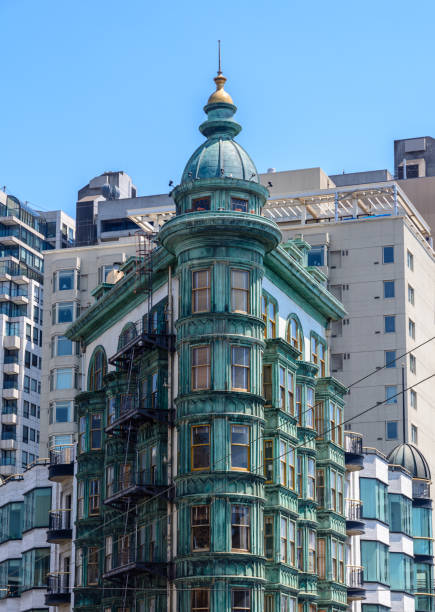 columbus tower in san francisco mit gebäuden und den himmel im hintergrund - columbus tower stock-fotos und bilder