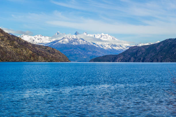 озеро в парке в лаго пуэло возле барилоче - аргентина - south america argentina bariloche autumn стоковые фото и изображения