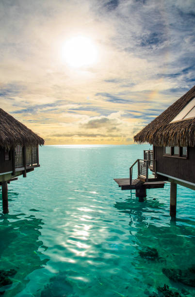 cielo de bungalow en la isla de moorea - beach sea zen like nature fotografías e imágenes de stock