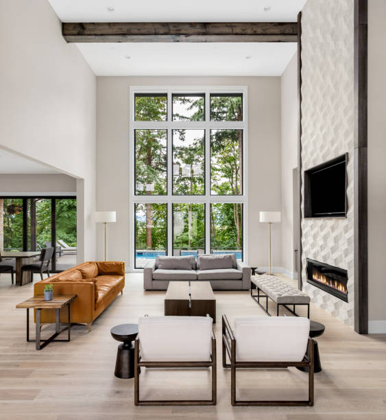 salón interior con alto techo abovedado, altillo, pisos de madera y chimenea en casa nueva de lujo. tiene gran banco de windows - viga característica arquitectónica fotografías e imágenes de stock