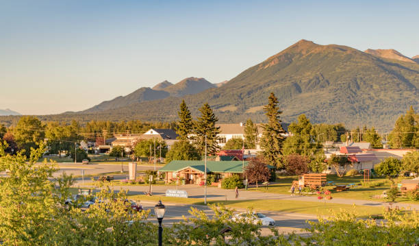 centro de información de visitantes de palmer y una vista de la gama de chugach en verano, palmer, alaska, estados unidos. - chugach mountains fotografías e imágenes de stock