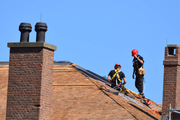 요새 언덕에서 지붕 수리 두 남자 - roof repairing roofer chimney 뉴스 사진 이미지