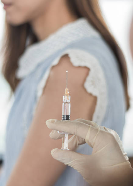 inmunización y vacunación para la poliomielitis, vacuna contra la gripe, influenza o prevención de vph con la mujer que se tiro con jeringa por la enfermera para la semana mundial de inmunización y el día de sensibilización internacional hpv la vacun - vacunación antipoliomielítica fotografías e imágenes de stock