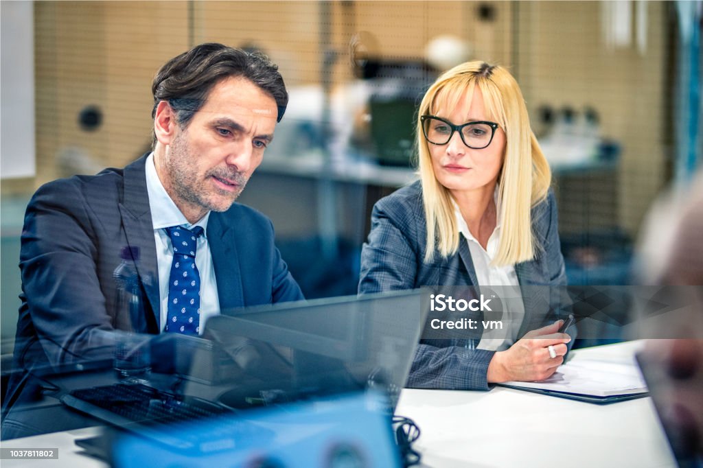 Geschäftsmann, zeigen etwas auf Laptop-Bildschirm an weiblichen Kollegen - Lizenzfrei Arbeiten Stock-Foto