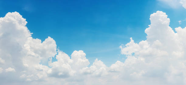 cielo blu brillante e nuvole bianche, vista panoramica dell'angolo - grandangolo tecnica fotografica foto e immagini stock