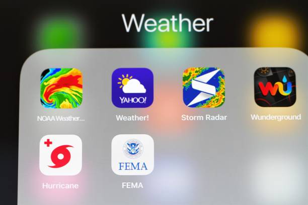 様々 な天気 ipad 画面上のモバイル インターネット アプリケーション - federal emergency management agency ストックフォトと画像