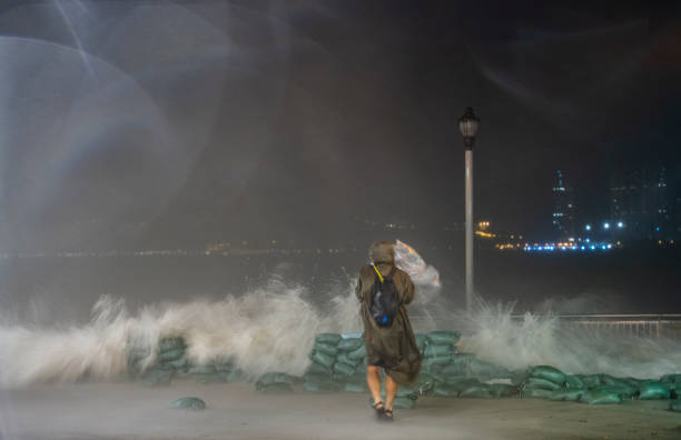 fuerte tifón mangkhut llega a hong kong - grave nature usa city life fotografías e imágenes de stock
