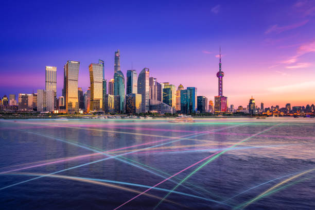 la scena notturna famosa in tutto il mondo dello skyline della città di shanghai con traffico acquatico intenso naviga - travel urban scene blurred motion shanghai foto e immagini stock