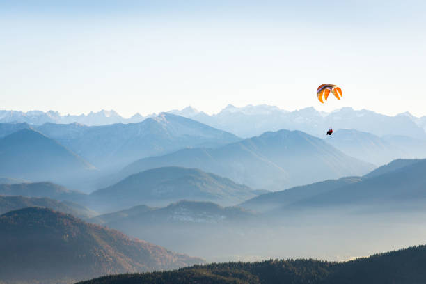 parapente en la montaña - risk high up sport outdoors fotografías e imágenes de stock