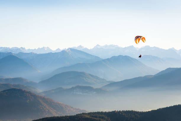 параплан в горах - parachuting стоковые фото и изображения