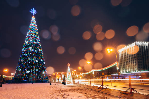 istock Festive Christmas tree in the city 1037926200
