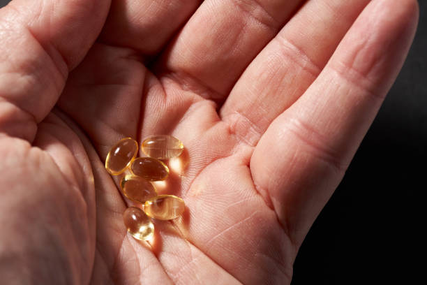 vitamine in der hand - capsule gel effect pill vitamin pill stock-fotos und bilder