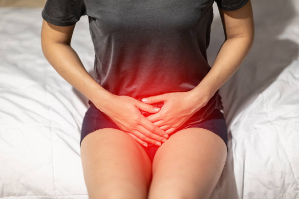 femme ont la douleur de la vessie ou uti assis sur le lit dans la chambre après réveil se sentant tellement maladie, concept de soins de santé - menstruation photos et images de collection