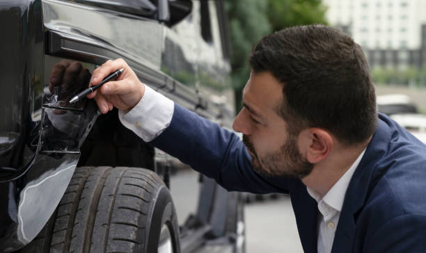 insurance agent inspecting damage on a car - insurance car insurance agent auto accidents imagens e fotografias de stock